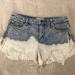 Free People distressed jean shorts size 27  (0192)